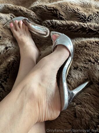bornroyal_feet