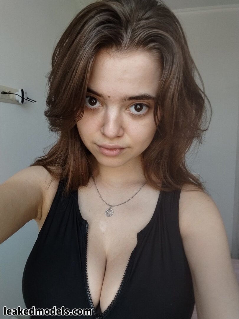 Daria Arefunveilingher curvesprovocatively