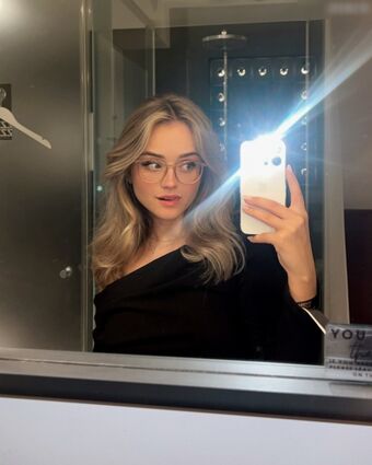 easyemi Голые слитые фото OnlyFans 2