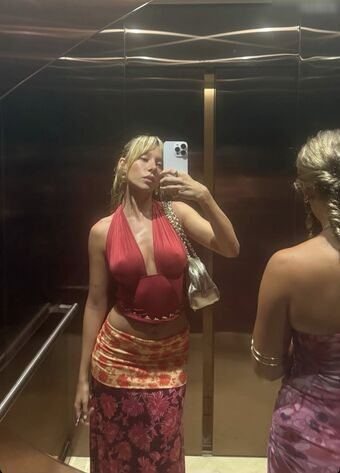 Ester Expósito Голые слитые фото OnlyFans 78