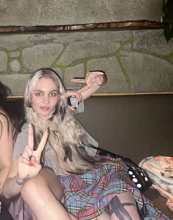 Grimes Голые слитые фото OnlyFans 28