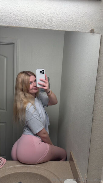 izzyynicolee Голые слитые фото OnlyFans 22
