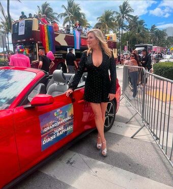 June Diane Raphael Голые слитые фото OnlyFans 8