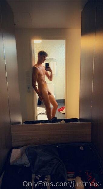 justmax- Голые слитые фото OnlyFans 13