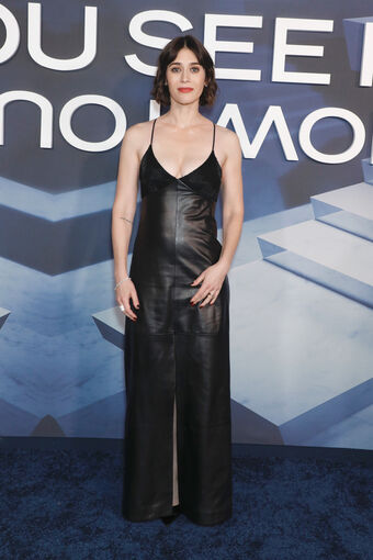 Lizzy Caplan Голые слитые фото OnlyFans 58
