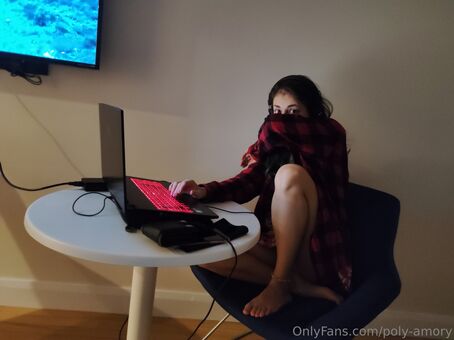 poly-amory Голые слитые фото OnlyFans 25