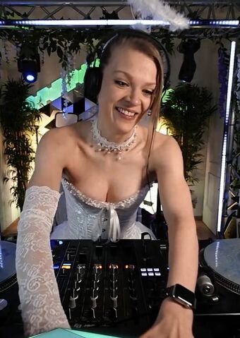 Sintica Голые слитые фото OnlyFans 69